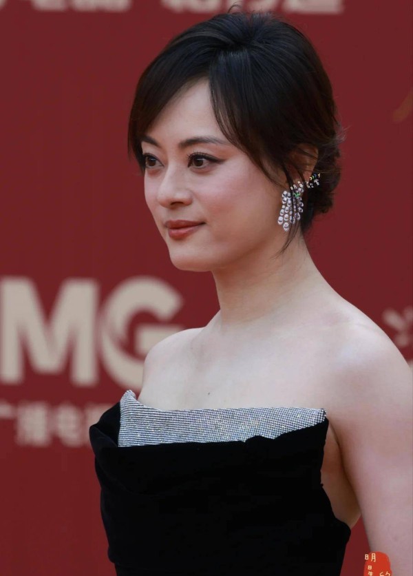 孙俪红毯生图引争议！40+真实状态曝光，网友吵翻了