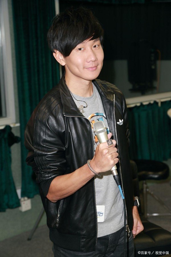 林俊杰女友报案疑云：21岁跨龄恋背后是阴谋还是真爱？