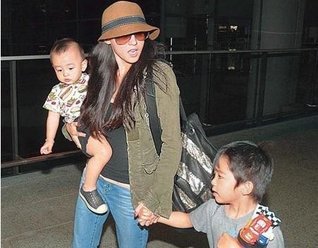 谢霆锋向张柏芝试探重归家庭 张柏芝直播回应：你不配