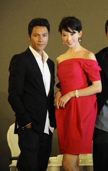 陈坤（左）在片中饰演向林志玲（右）提供“无限卡”的多金男。