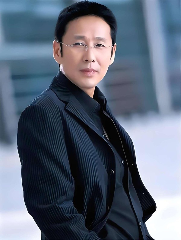 58岁杨澜车展“搓手”上热搜：千万女性正被这场无声审判刺痛？