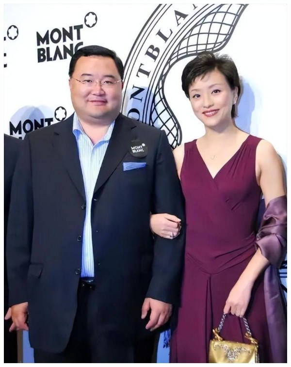 杨澜如今车展边缘人，对比章子怡戛纳红毯C位，曾经的央视一姐输得彻底