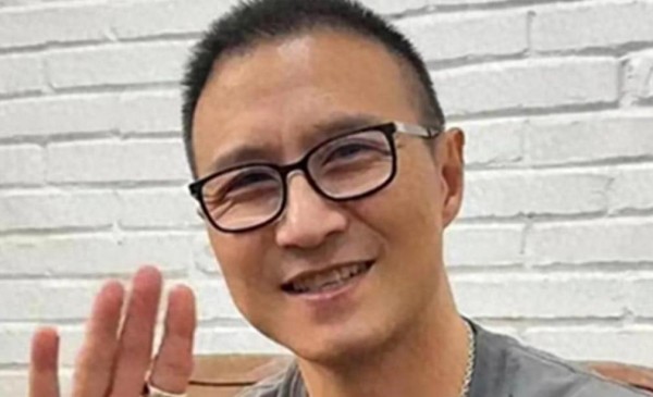 章子怡离婚快两年了，威尼斯评委席上坐得稳稳的，汪峰那边40万执行款上了热搜还在度假——这对离婚的人