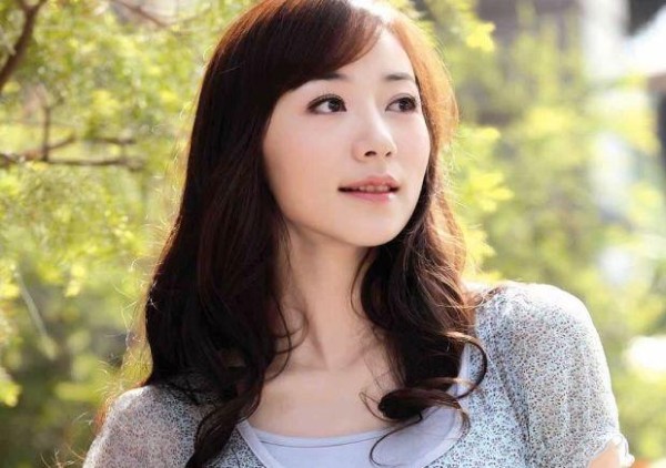 又一位明星背景被挖掘，爷爷是国徽设计者，今孩子四岁妻子却成迷