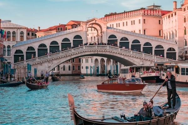 夢是現實發出的信號？10種常見的夢境解析：夢到結婚暗示有財運、作「這夢」超有創意！