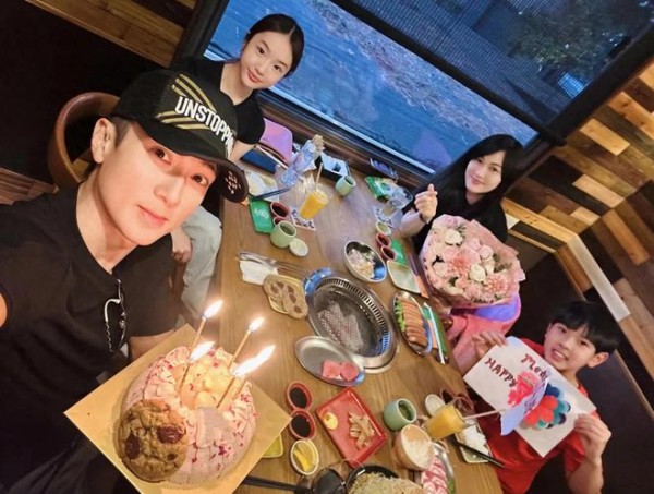 吴尊夫妇在澳门和朋友喝酒，44岁林丽吟满面油光，面容有了老态