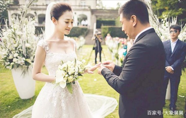 盘点娱乐圈：由好友变成夫妻的明星，最后一对已经在一起快40年了