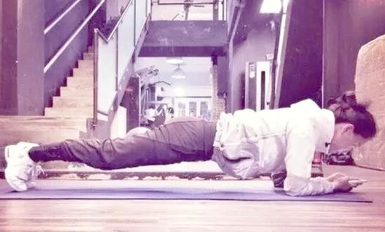 平板式锻炼的惊人益处：明星健身榜样与身体线条的蜕变