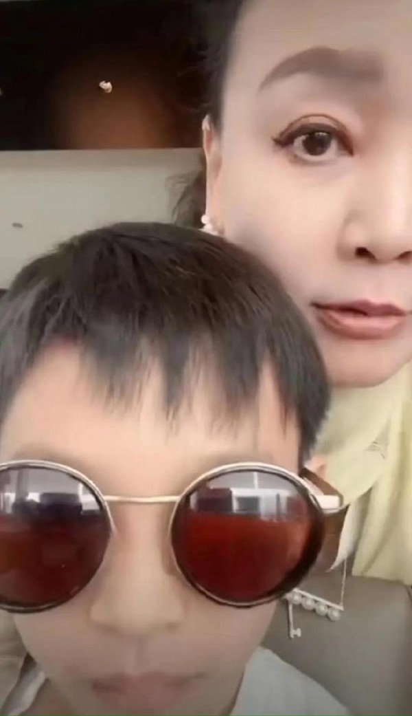 汪小菲直播怒怼张兰晒娃！明星家庭的隐私边界战该如何打？