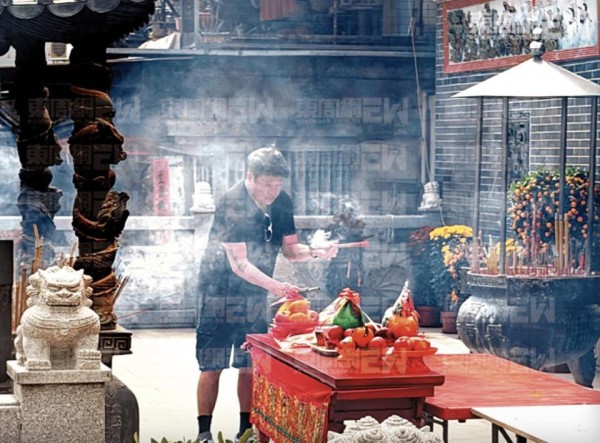 58岁魏骏杰新恋情曝光，携新欢带15岁女儿拜神，相处融洽像一家人