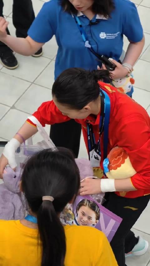 全红婵陈芋汐夺金收礼，粉丝应援横幅娃娃满载