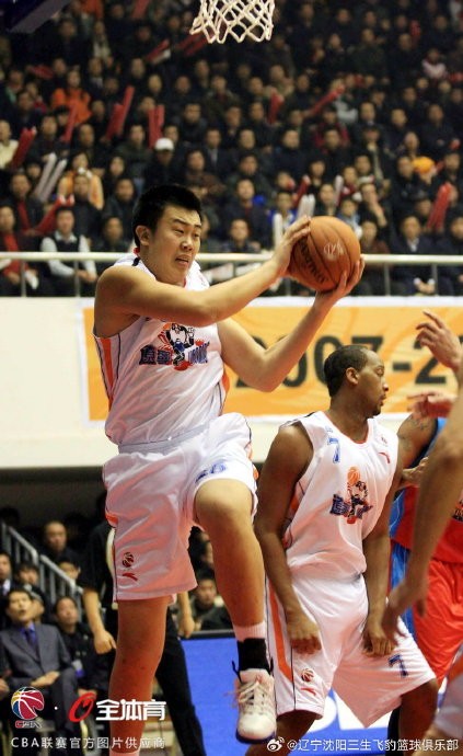 韩德君从篮球退役后跨界足球，对他的职业生涯和辽宁男篮有何影响？