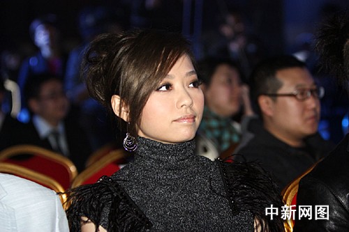 张靓颖与黄磊夫妇为亚运加油苏醒凸显霸气(图)