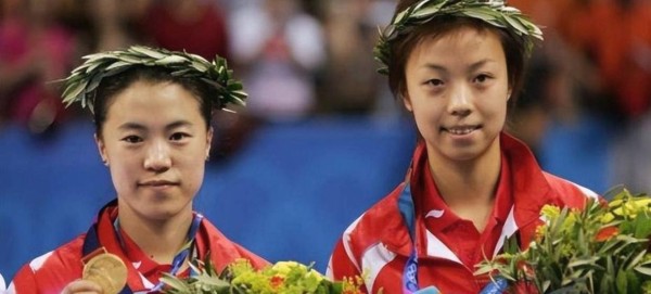 当年，体坛名将们齐聚一堂的留影记录着他们风华正茂的岁月，汪嘉伟、郎平、张怡宁、高敏、王楠、陈忠和构成那段传奇的符号