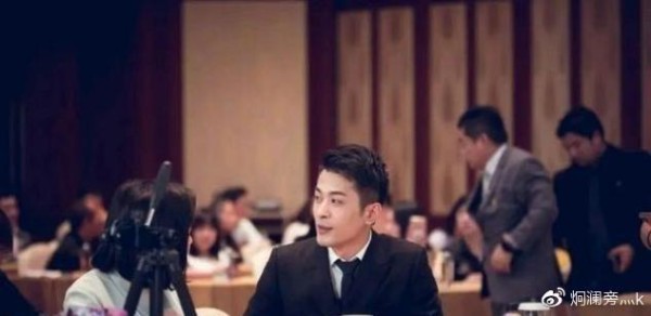 有一种签约叫“网红签下了明星”，白小白签下王蓉，也算史上第一次