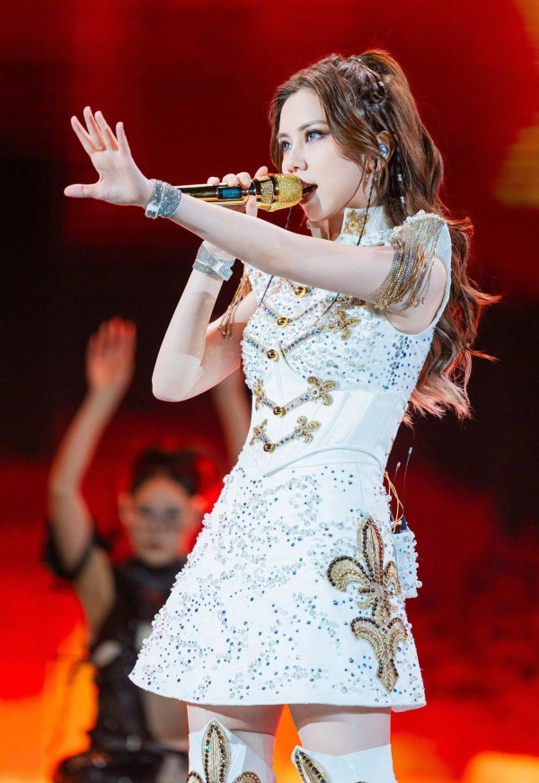 邓紫棋“马上体”祝福翻车？网友：谐音梗该停了