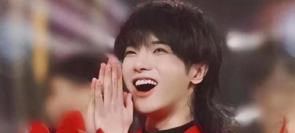 萨顶顶和蔡国庆在选秀节目中公开对峙，新晋艺人长得酷似华晨宇引发热议，表演现场气氛紧张引爆网络讨论