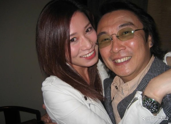 “刘松仁合影玄学：12位视后集体‘贴脸杀’！30年零绯闻才是真·顶流密码”