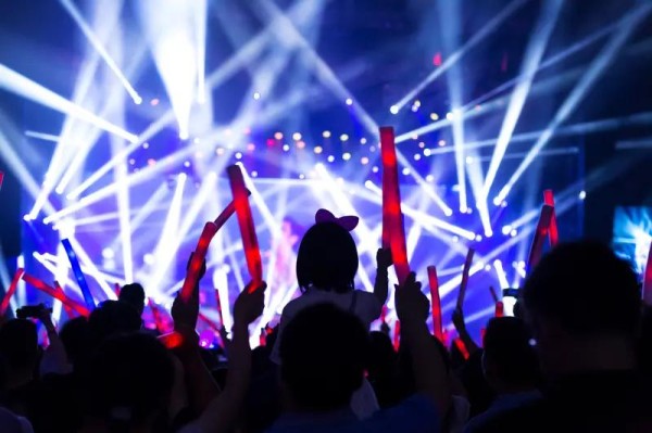 你怎么看待粉丝给明星买奢侈品的行为