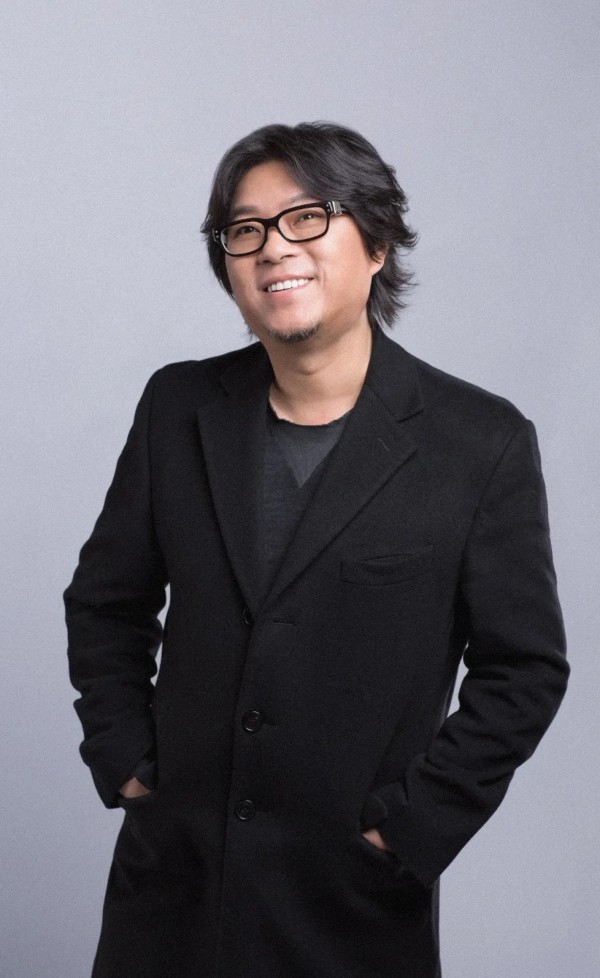 域祈娱乐冰：近期，备受关注的娱乐圈名人高晓松突然在社交媒体上露面，引起了不小的轰动。他以一张自拍照片示人，不再保持过去标志性的长发造型，脸上的痘坑也消失不见，呈现出焕然一新的形象，让粉丝和观众们为之惊艳。

首先，关于高晓松剪发换装的转变，这种改变在娱乐圈中并非罕见。明星们时常通过形象的更新来展示个人风采，这也是一种艺人在事业和形象上持续创新的表现。高晓松的这一变化被认为是一次自我突破，通过改变外...