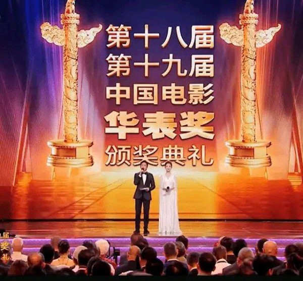 一个敢给，一个敢接，华表奖颁奖典礼上，刘烨和易烊千玺太有趣了