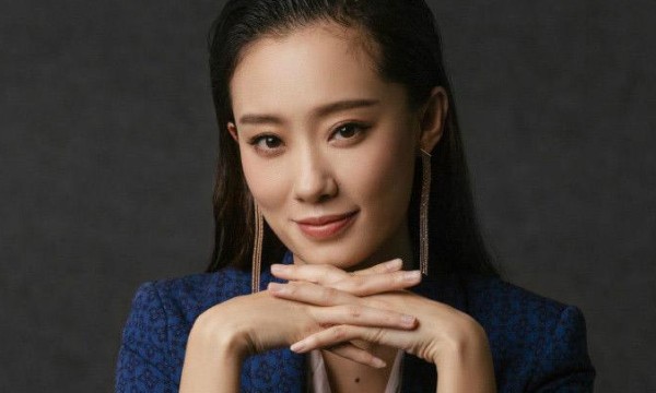 张小斐签约李冰冰的和颂传媒，与赵丽颖成同事，贾玲既大气又识趣