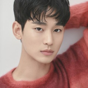 金秀贤因私生活争议遭广告商天价索赔30亿韩元，经纪公司回应引热议