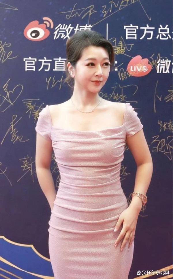 明星素颜被拍，江珊坦然衰老获赞，秦岚脸肿周冬雨甩锅，黄圣依离婚后状态回春