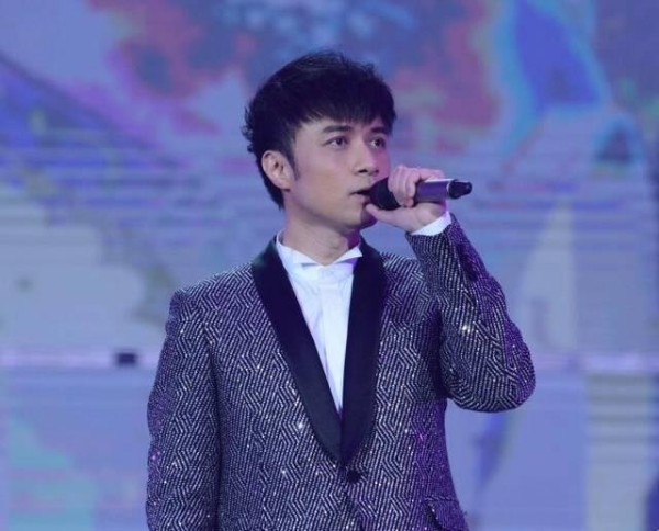 乐坛情歌王“何书桓”，娶46岁“丑”妻，今被赞是娱乐圈宠妻王