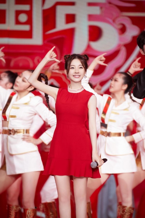 娱乐圈宠儿冯提莫，再次展现不俗实力，春晚甜美开场太喜庆