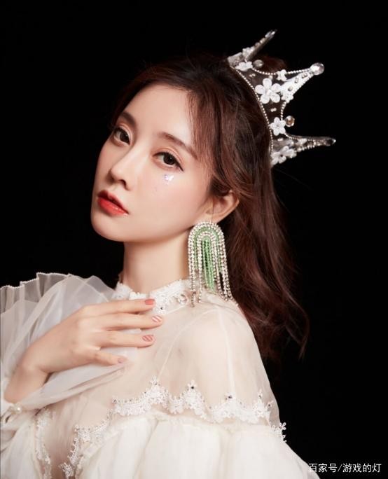 冯提莫成电视台宠儿，跨年夜东方卫视倾情献唱，实力歌姬人气超高