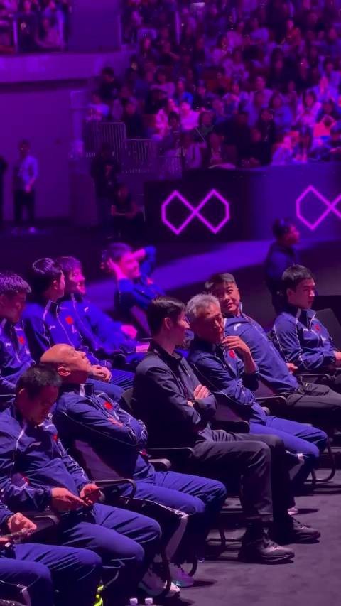 3月14日,王励勤来到WTT重庆冠军赛比赛场馆,现场观看比赛,与秦志戬热聊