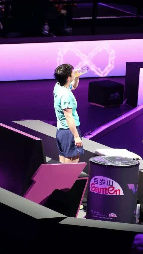 莎莎大王再现经典造型，衣服扎进裤子里