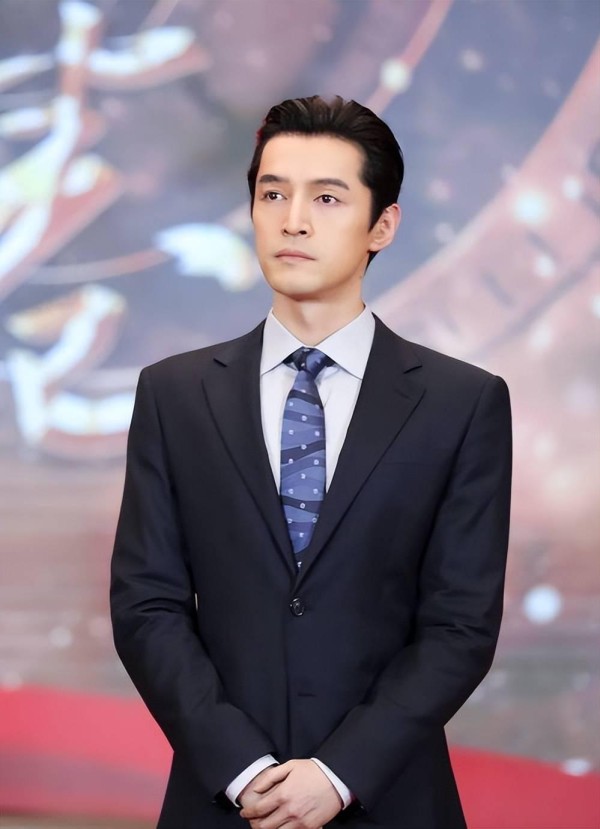 央视三连赞打脸谣言！胡歌用20年“冷处理”诠释什么才是真顶流？