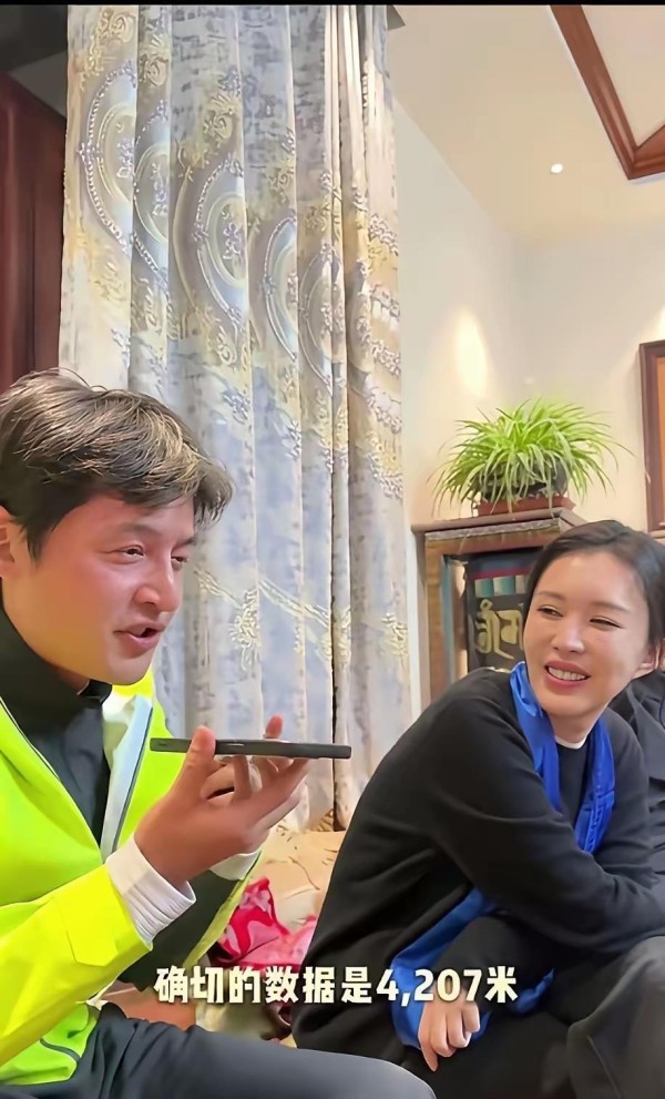 王石见了这一幕怕是要偷偷吃醋啦，这画面也太好嗑，谁看了不心里一紧