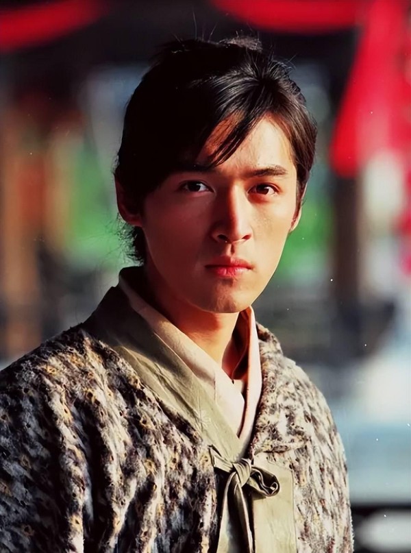 胡歌“毁容式”转型：从逍遥哥哥到高原守护者，二十年演技蜕变！