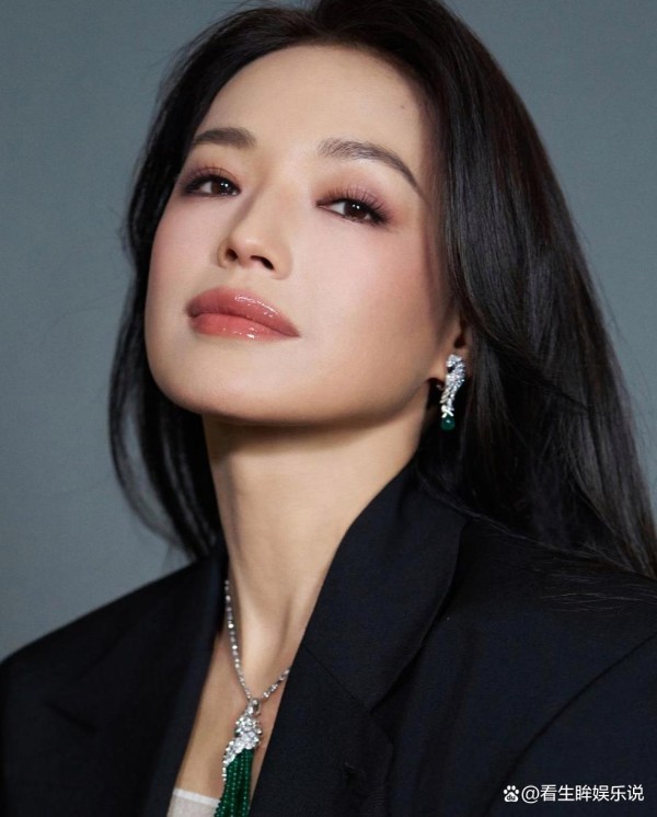 舒淇 50 多岁依旧明媚性感！网友都夸她超会保养，却不知她公开亮相一次妆容价值十几万，一线明星化妆师 8 万起收费