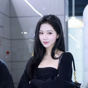 草根演员破圈！短剧女王岳雨婷凭什么闯入巴黎时装周？