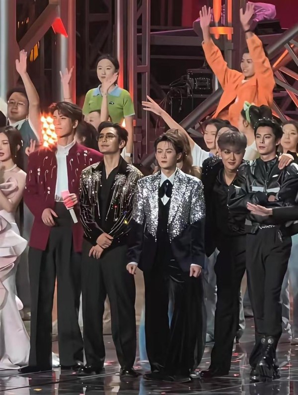 明星身高谜团再起波澜，跨年合照暴露真实差距引热议