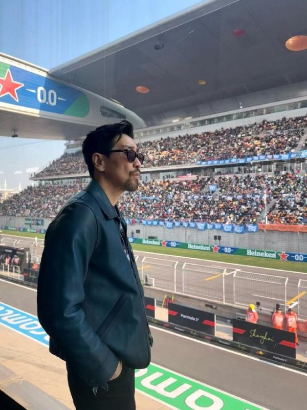 王千源现身上海F1,穿8万元皮衣,戴着墨镜,网友:荷尔蒙爆棚!