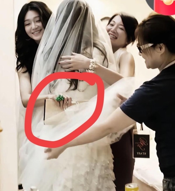 大S刚结婚那会儿,模样俊俏,时尚感十足,她的审美独具一格,身着一袭红色连衣裙,搭配一枚翡翠绿的装饰戒指,创意非凡!