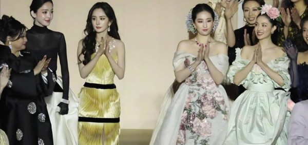 VOGUE盛典大合影，女明星的小心思无处遁形，刘亦菲走来时娜扎和钟楚曦的反应成焦点