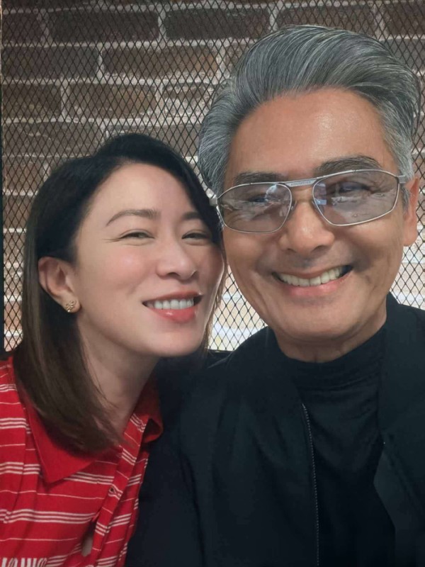 佘诗曼晒与周润发同框合照,自称在偶像面前是小粉丝