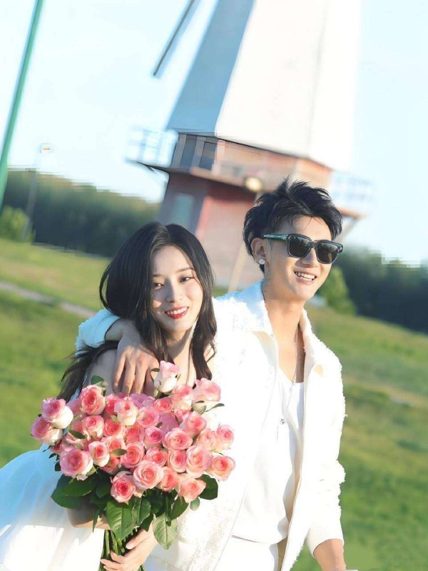 黄子韬补税14万带妻出游引众怒,公众形象修复难如登天!