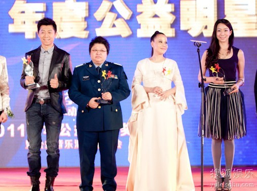 左起夏雨韩红朱哲琴吴辰君