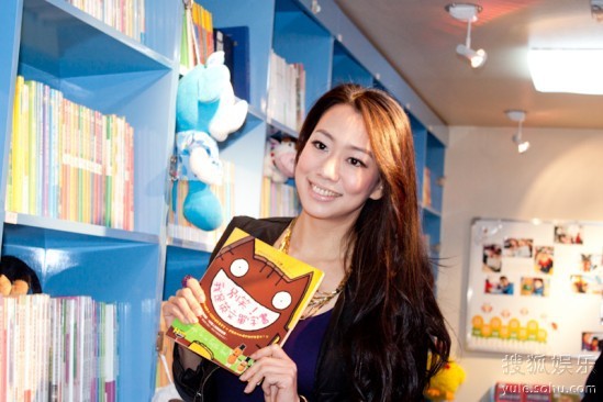 吴辰君亲自捐书