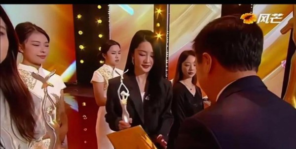 别再为“天王”“天后”头衔疯狂买单了，你追的明星荣誉可能比实力更懂演戏，行业评委投票一动手能改写影史格局