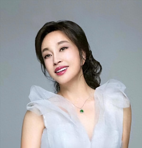 一句揭露真相，刘晓庆对新生代艺人评价，揭露了内娱的“遮羞布”