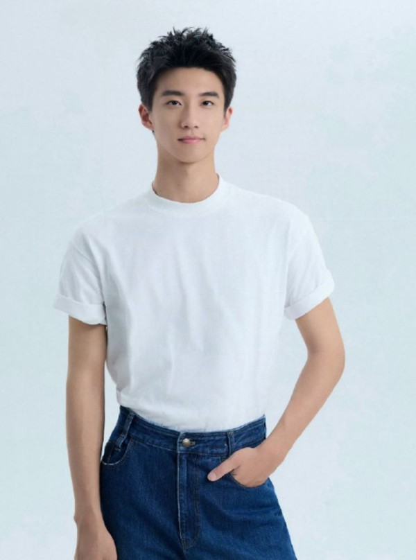 艺考状元包洪瑜有新东家!签约黄景瑜,娱乐圈又多一位 小鲸鱼