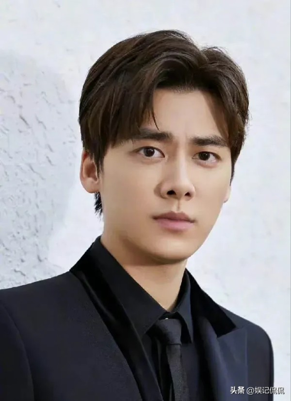 记娱侃侃：李易峰算是不走寻常路了。

按照过去的规律，明星名人出事之后，账号活一会儿，纯粹就是给发道歉信用的。

像郑爽是先禁言又打开，为道歉打开的，道完歉就炸了。

薇娅是道完歉才炸的。

还有很多案例，基本上都差不多。

但李易峰就很有意思，他被官方实锤之后，有整整5天的时间，账号都没封，但他坚决没有发道歉信。

既没有就pc本身道歉，也没有为当天奇葩的“辟谣”长文道歉，没有向粉丝道歉也没有向...